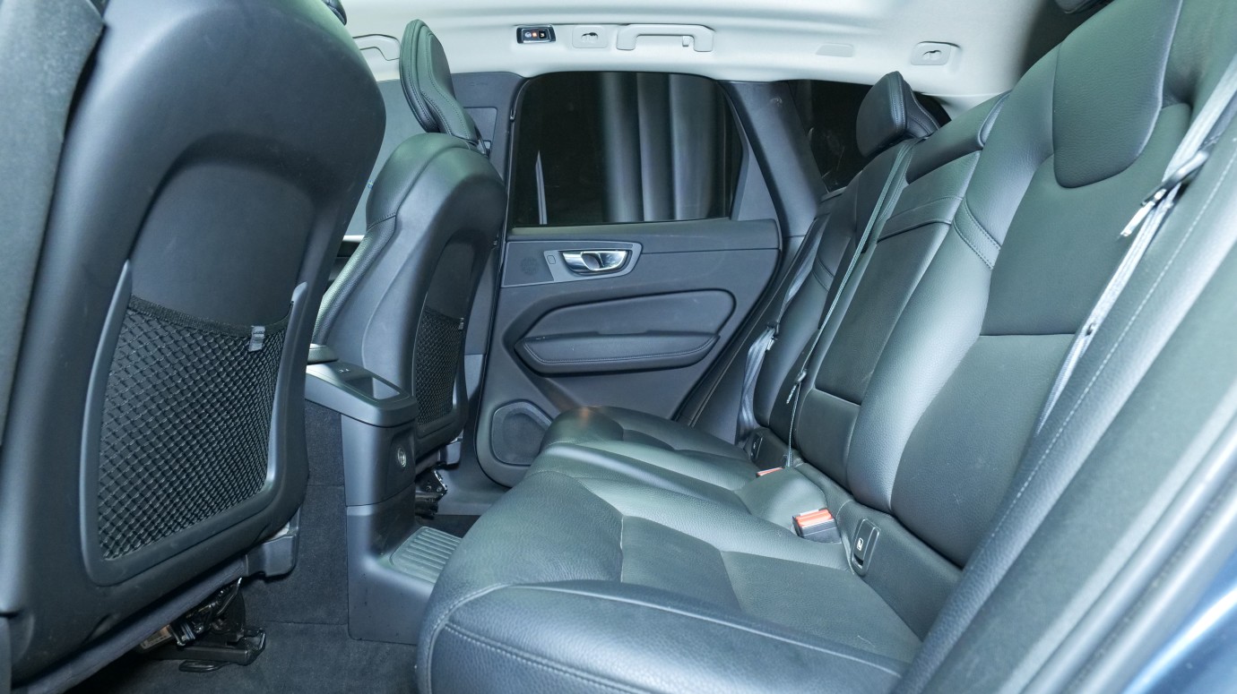 Esittelykuva Volvo XC60 kevythybridiautosta.