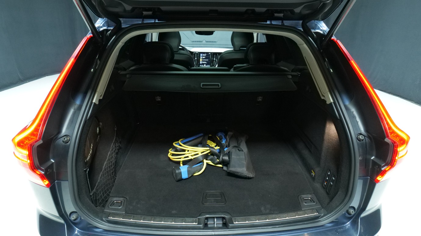 Esittelykuva Volvo XC60 kevythybridiautosta.