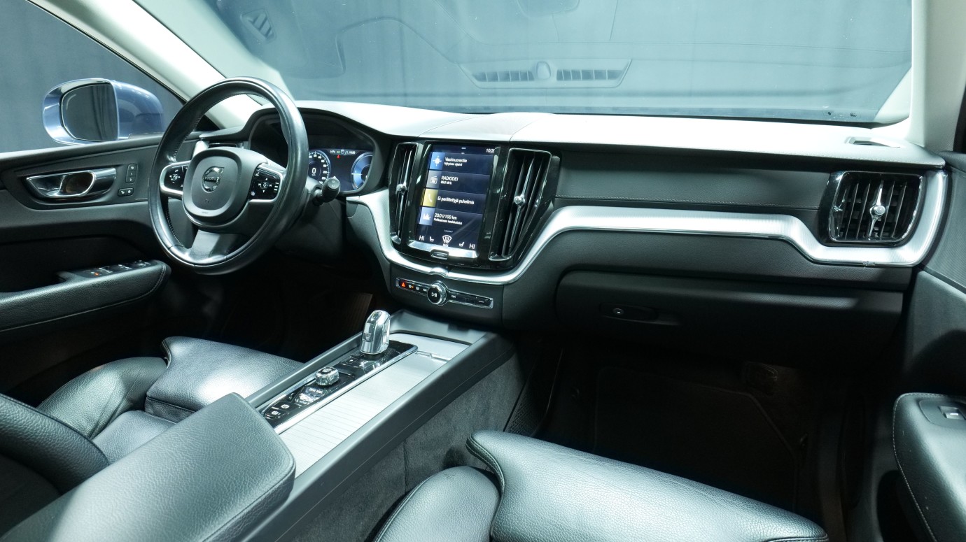 Esittelykuva Volvo XC60 kevythybridiautosta.