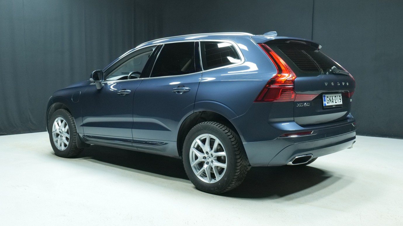 Esittelykuva Volvo XC60 kevythybridiautosta.