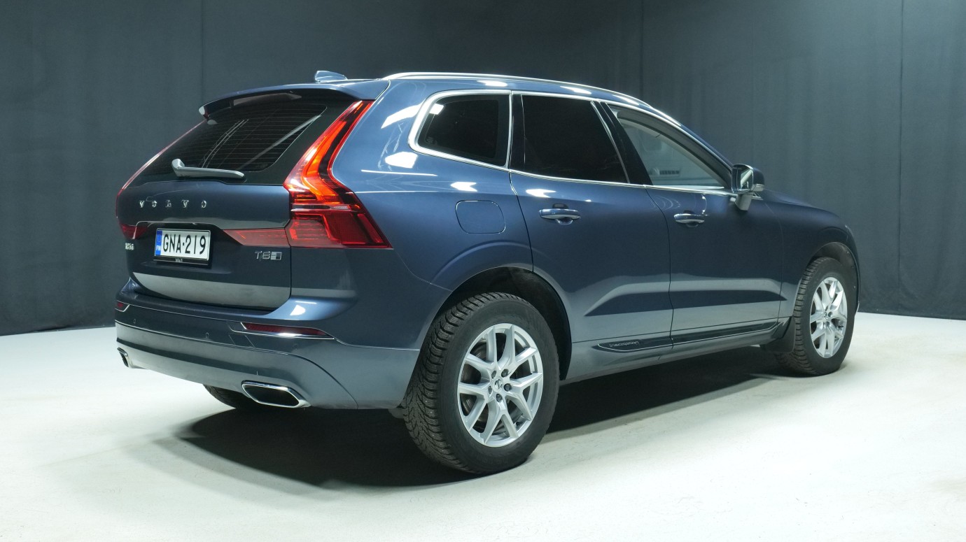 Esittelykuva Volvo XC60 kevythybridiautosta.