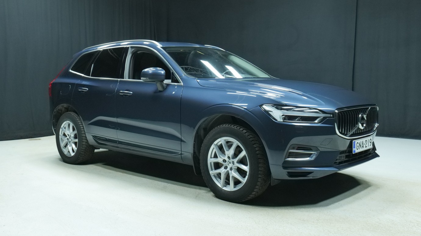 Esittelykuva Volvo XC60 kevythybridiautosta.