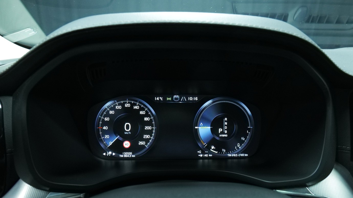 Esittelykuva Volvo XC60 kevythybridiautosta.