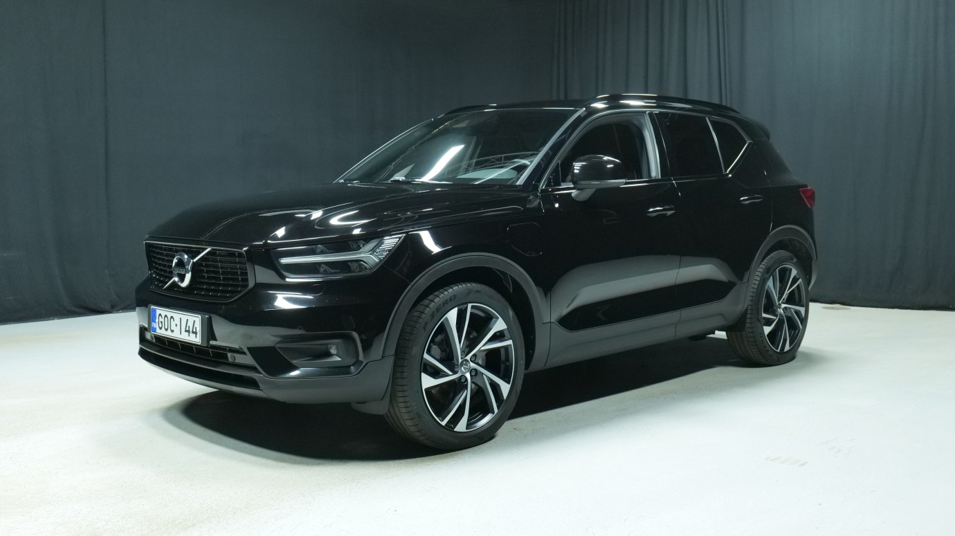 Esittelykuva Volvo XC40 kevythybridiautosta.