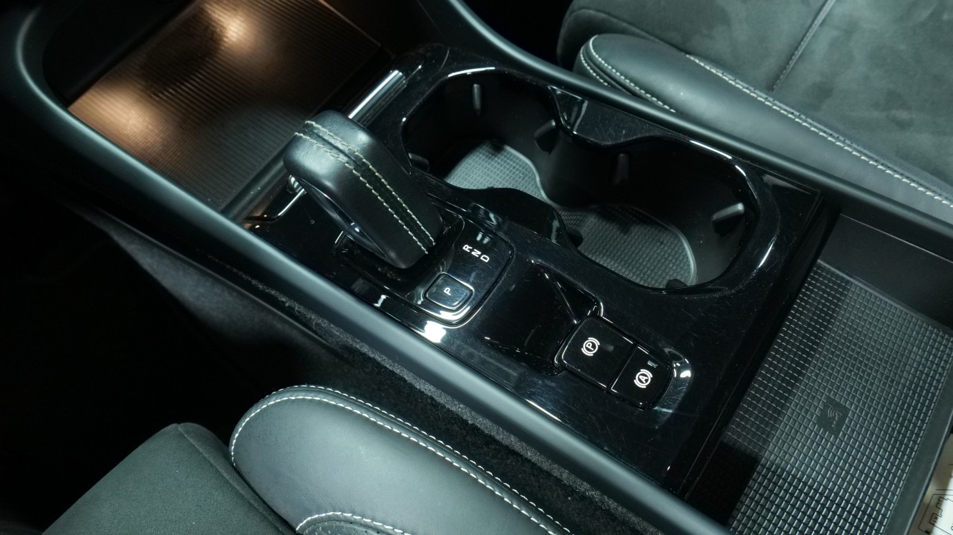 Esittelykuva Volvo XC40 kevythybridiautosta.