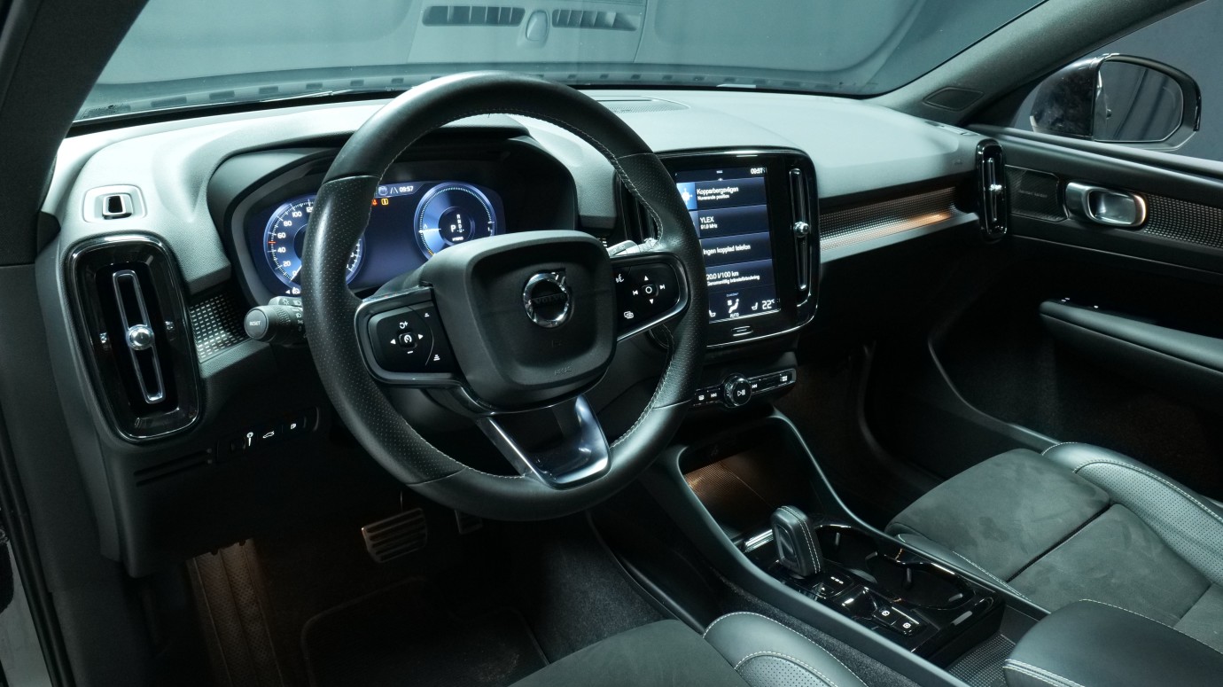 Esittelykuva Volvo XC40 kevythybridiautosta.