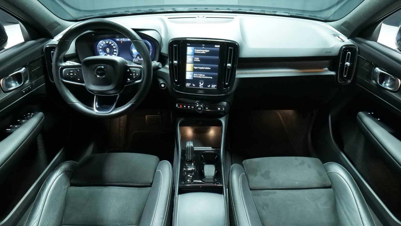Esittelykuva Volvo XC40 kevythybridiautosta.