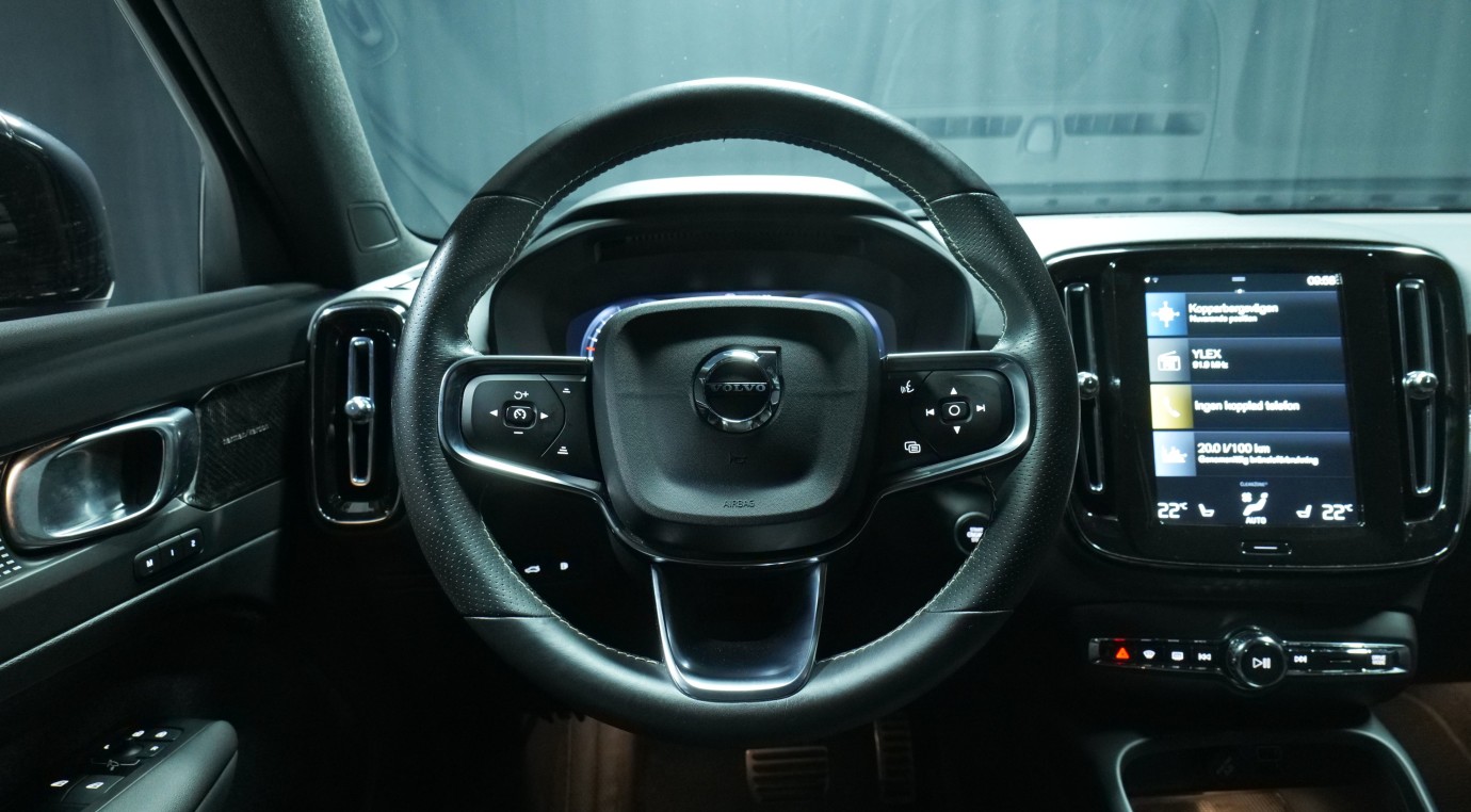Esittelykuva Volvo XC40 kevythybridiautosta.