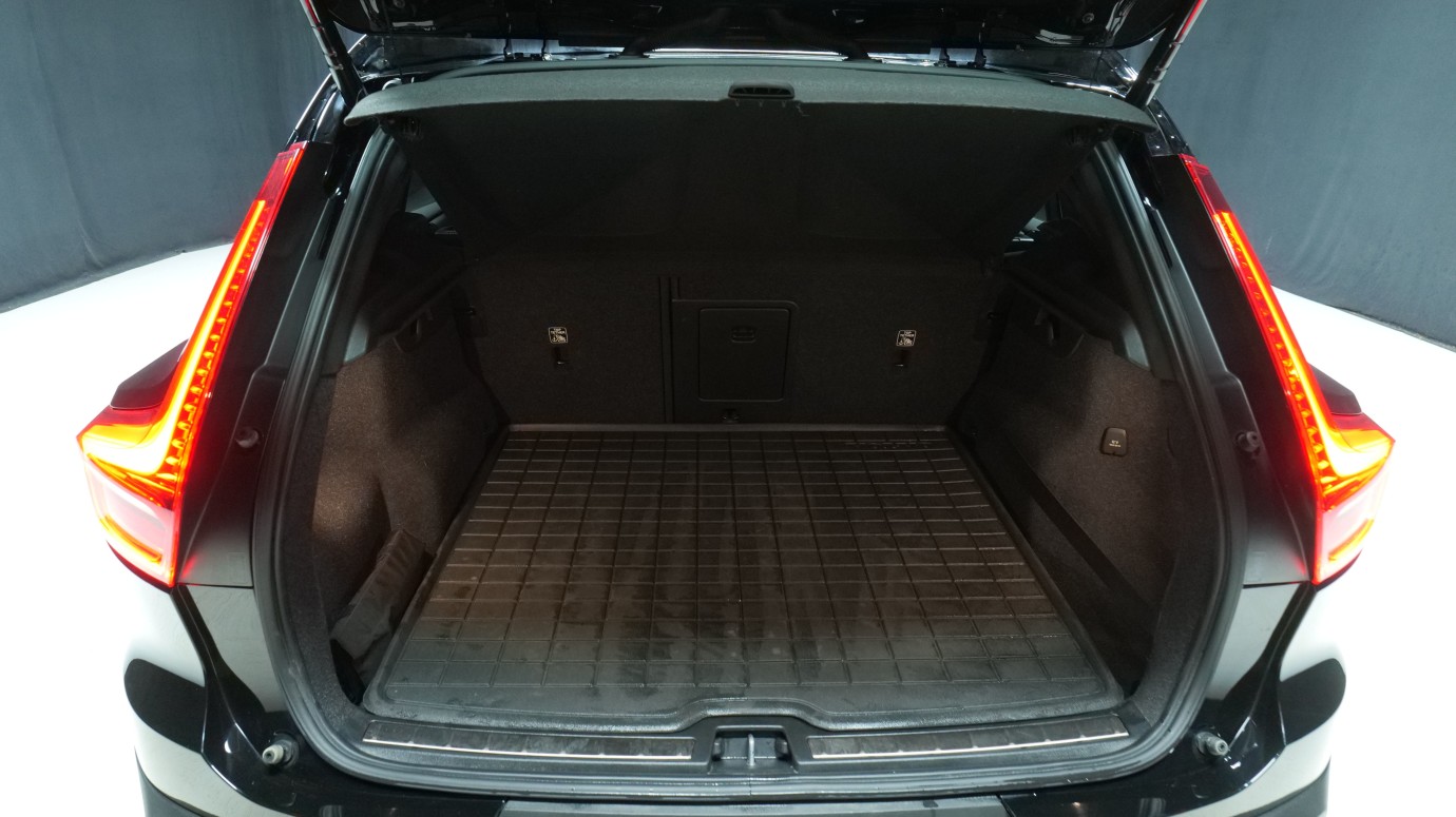 Esittelykuva Volvo XC40 kevythybridiautosta.