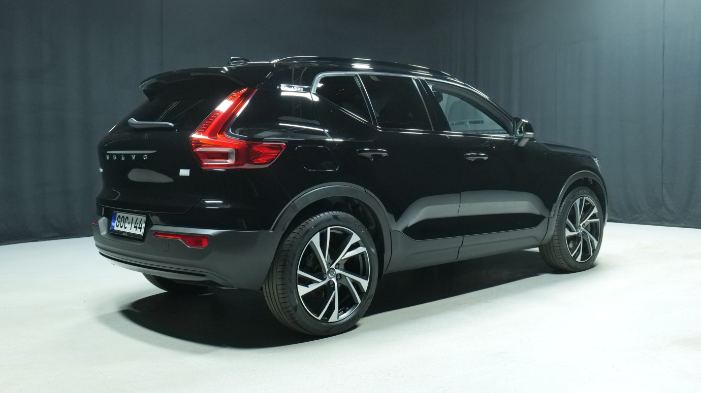 Esittelykuva Volvo XC40 kevythybridiautosta.