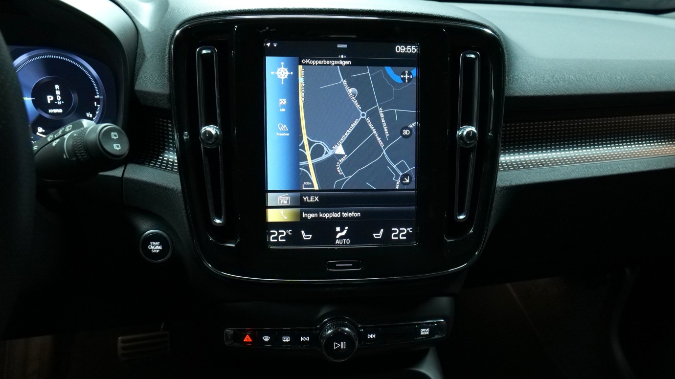 Esittelykuva Volvo XC40 kevythybridiautosta.