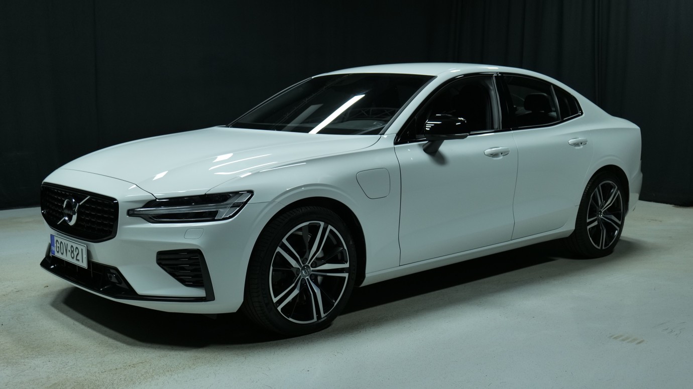 Esittelykuva Volvo S60 kevythybridiautosta.