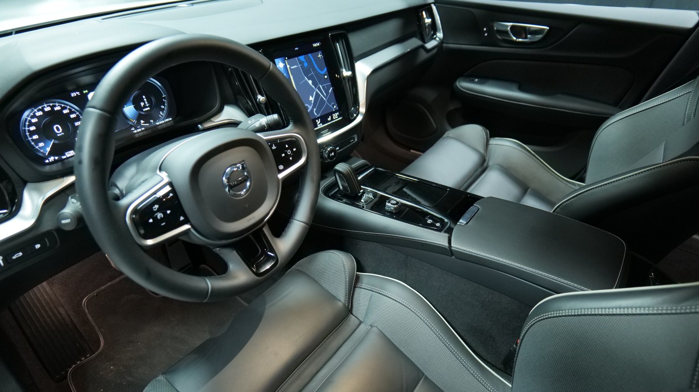 Esittelykuva Volvo S60 kevythybridiautosta.