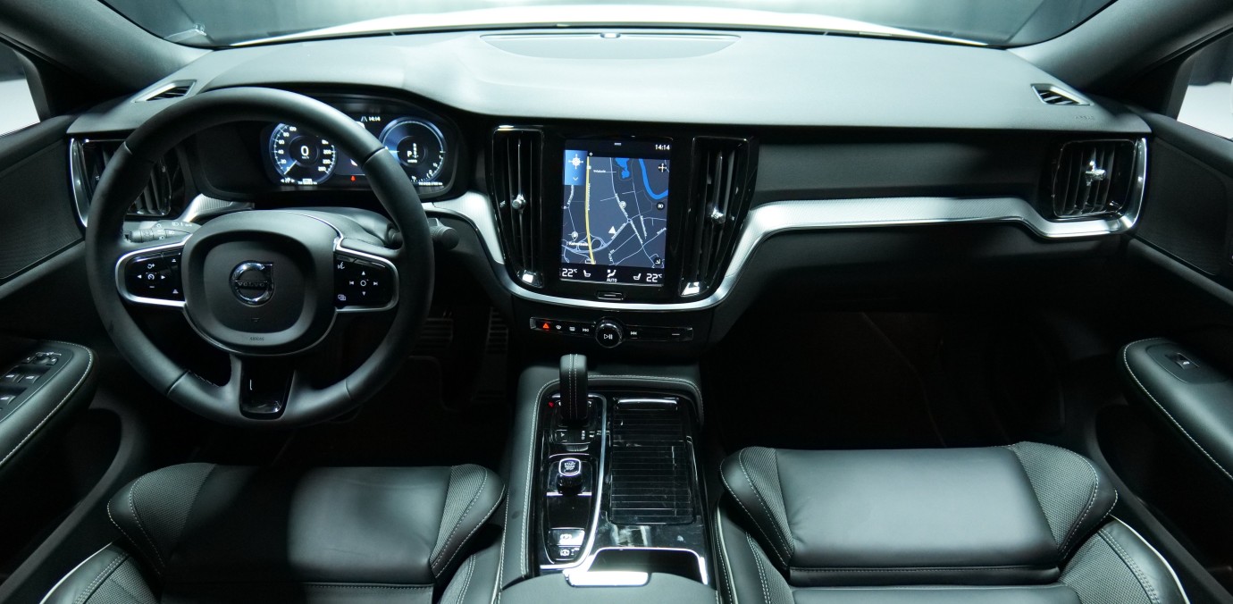 Esittelykuva Volvo S60 kevythybridiautosta.