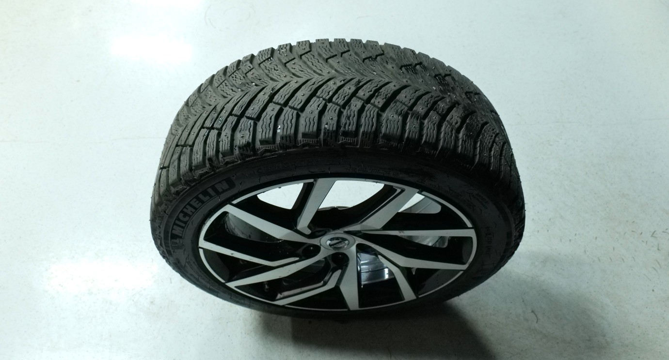 Esittelykuva Volvo S60 kevythybridiautosta.