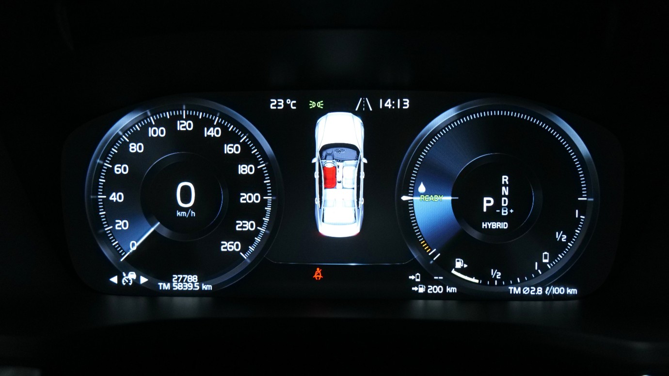 Esittelykuva Volvo S60 kevythybridiautosta.