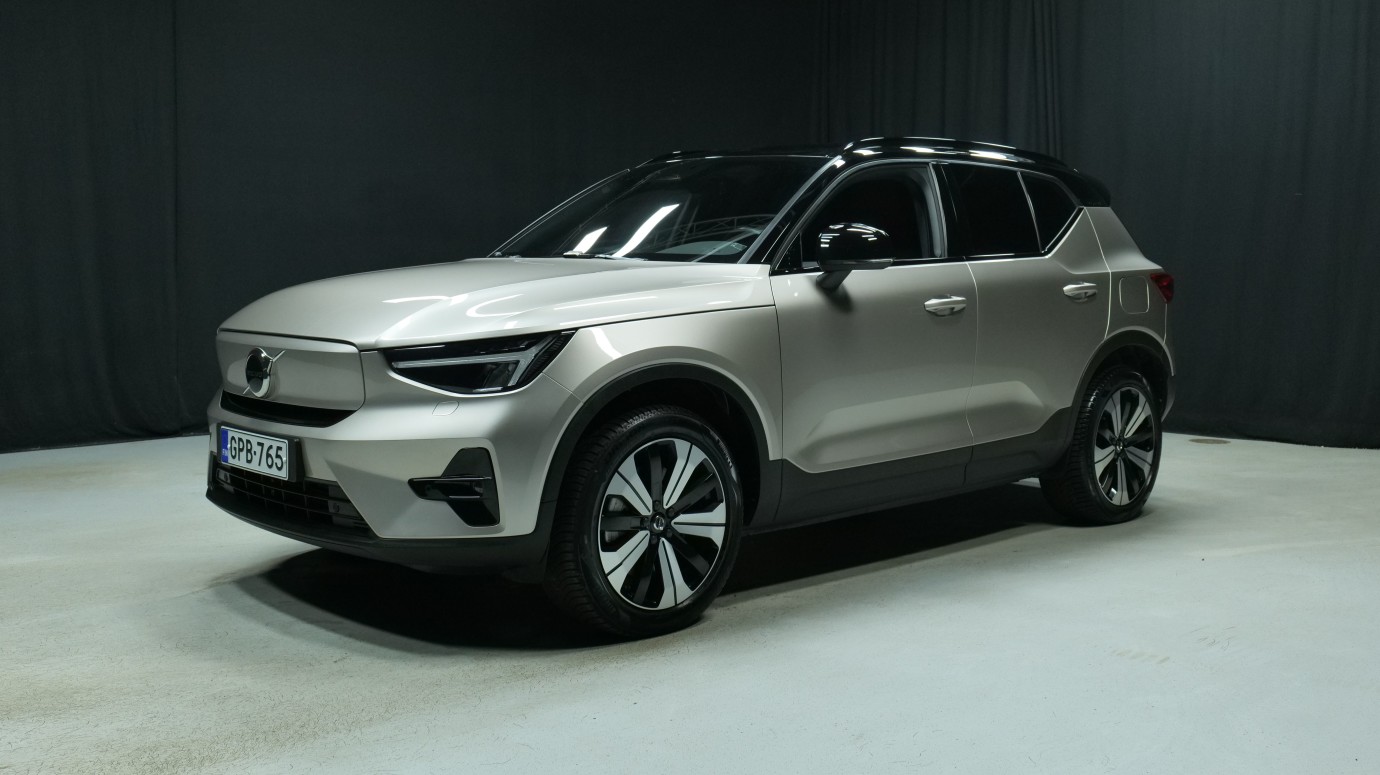 Esittelykuva Volvo XC40 täyssähköautosta.