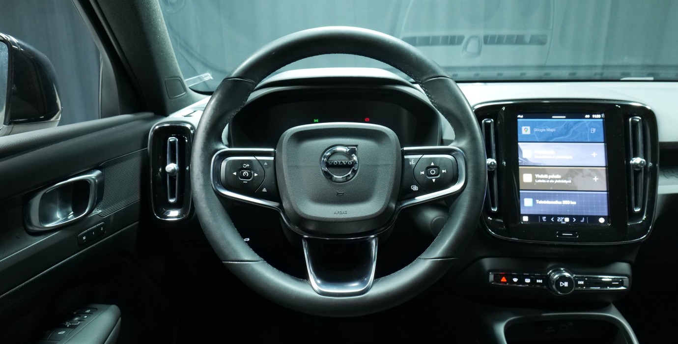 Esittelykuva Volvo XC40 täyssähköautosta.