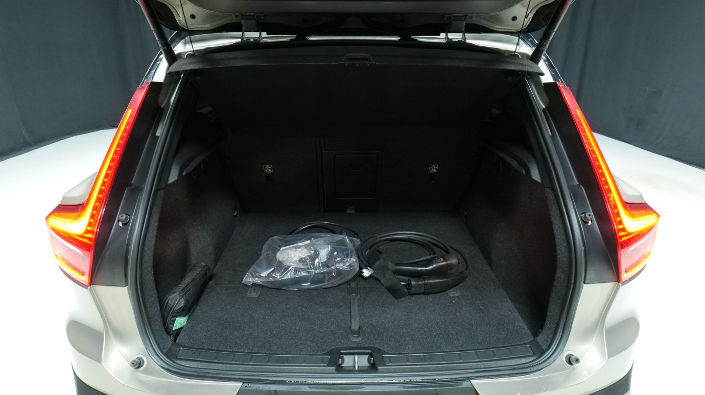 Esittelykuva Volvo XC40 täyssähköautosta.