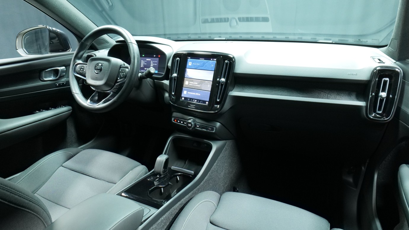 Esittelykuva Volvo XC40 täyssähköautosta.