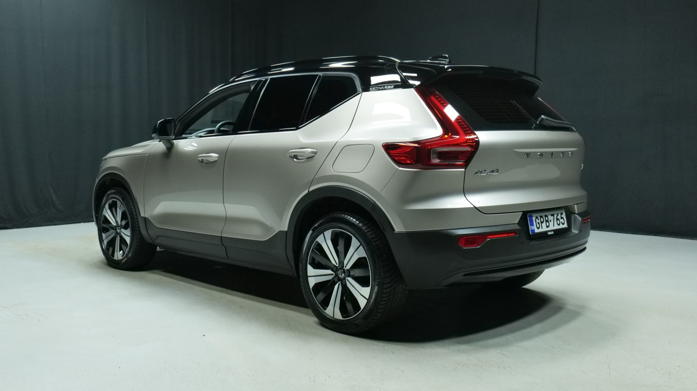 Esittelykuva Volvo XC40 täyssähköautosta.