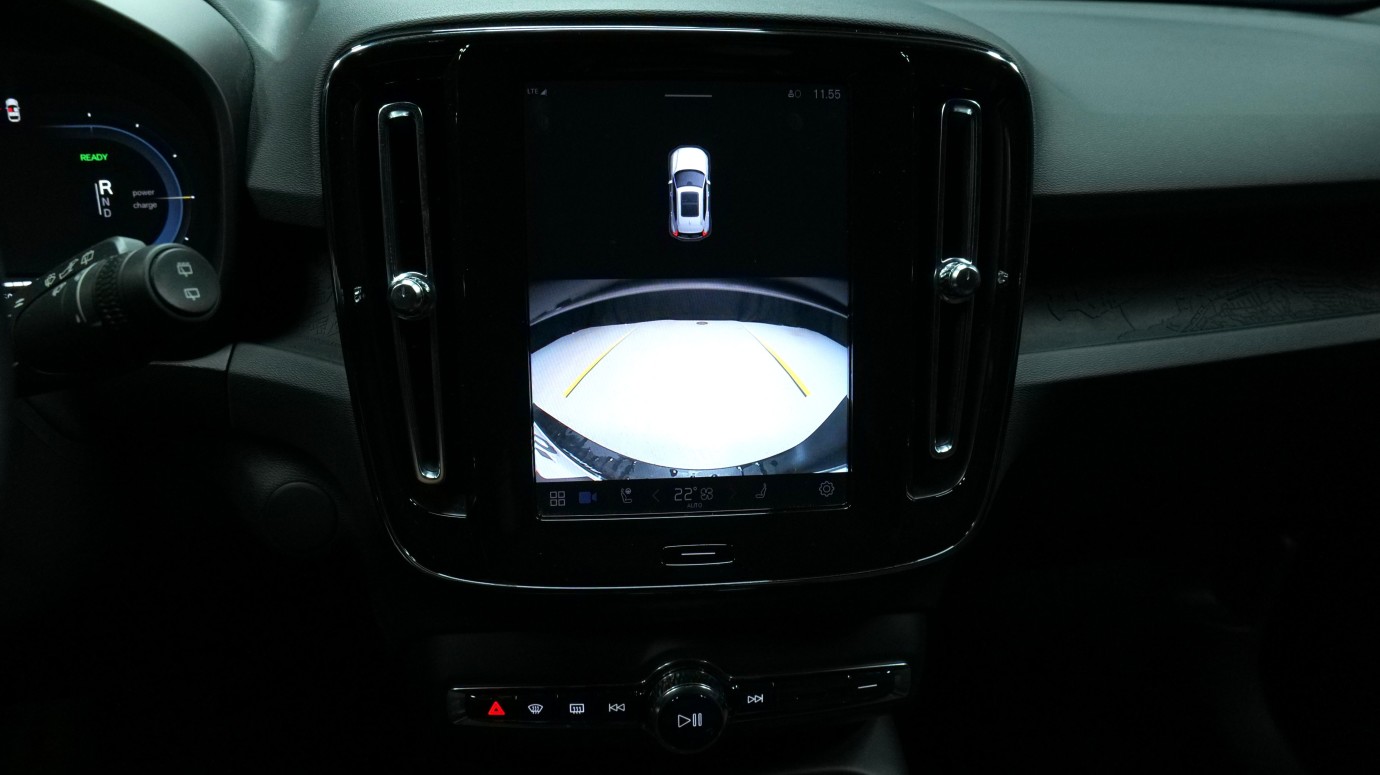 Esittelykuva Volvo XC40 täyssähköautosta.