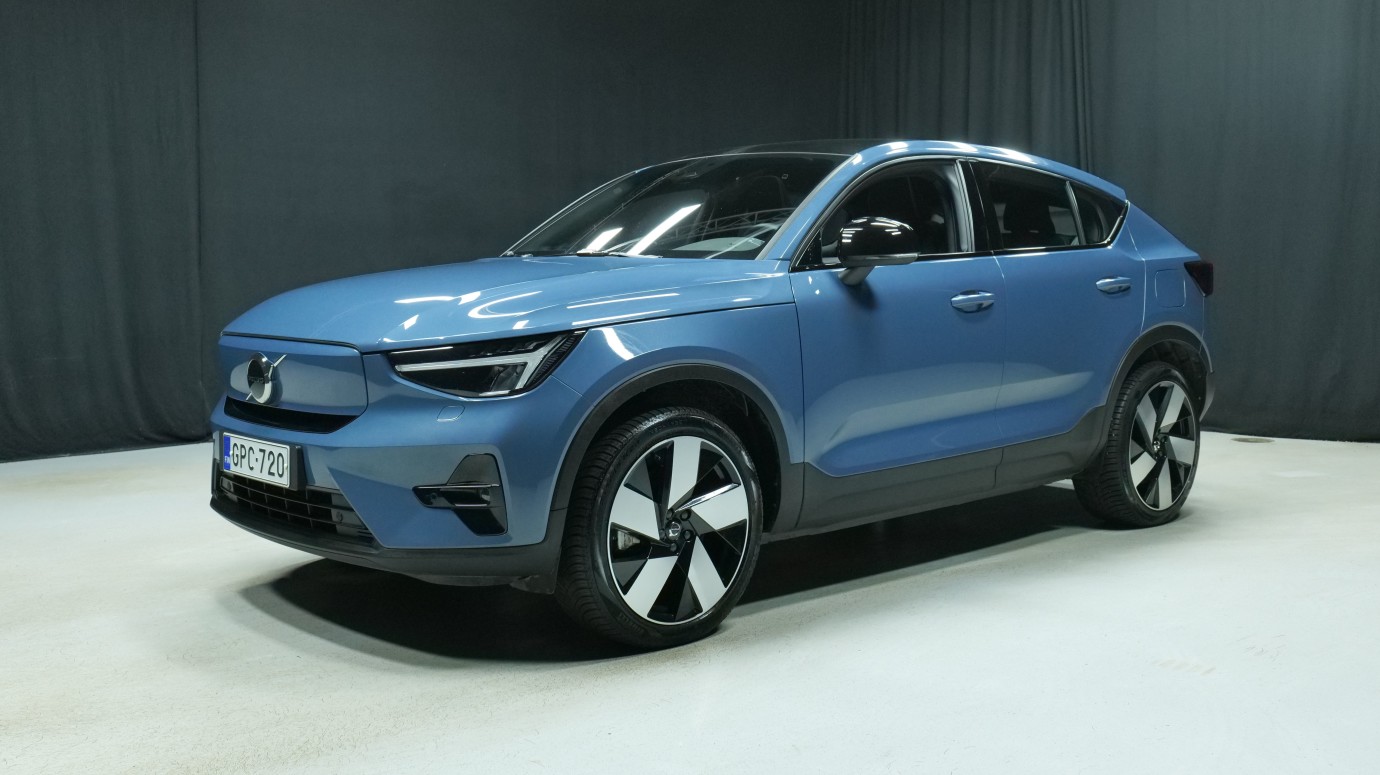 Esittelykuva Volvo C40 täyssähköautosta.