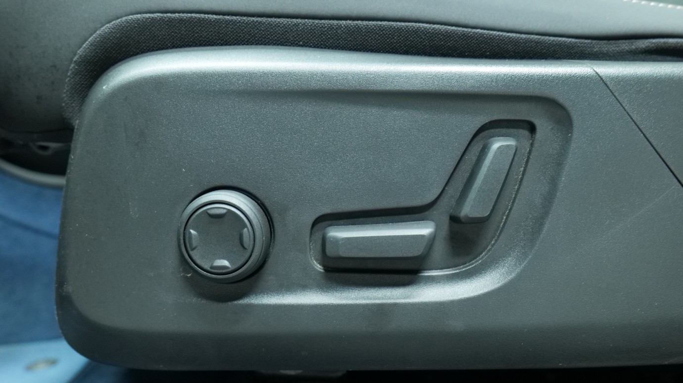 Esittelykuva Volvo C40 täyssähköautosta.
