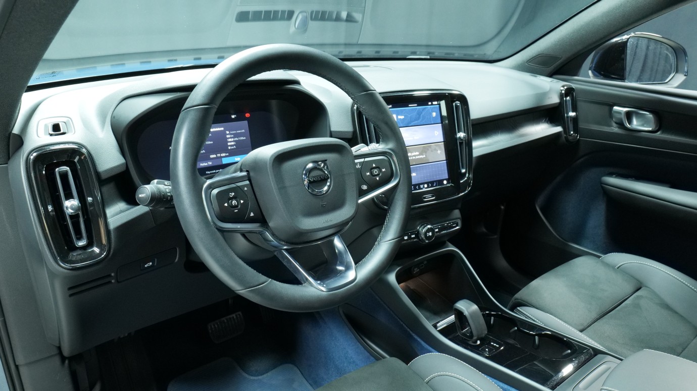 Esittelykuva Volvo C40 täyssähköautosta.