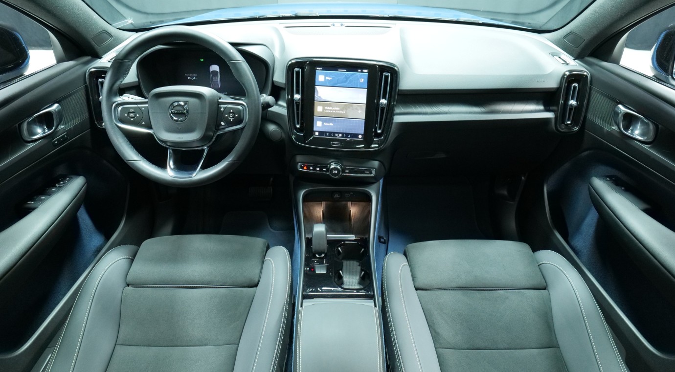 Esittelykuva Volvo C40 täyssähköautosta.