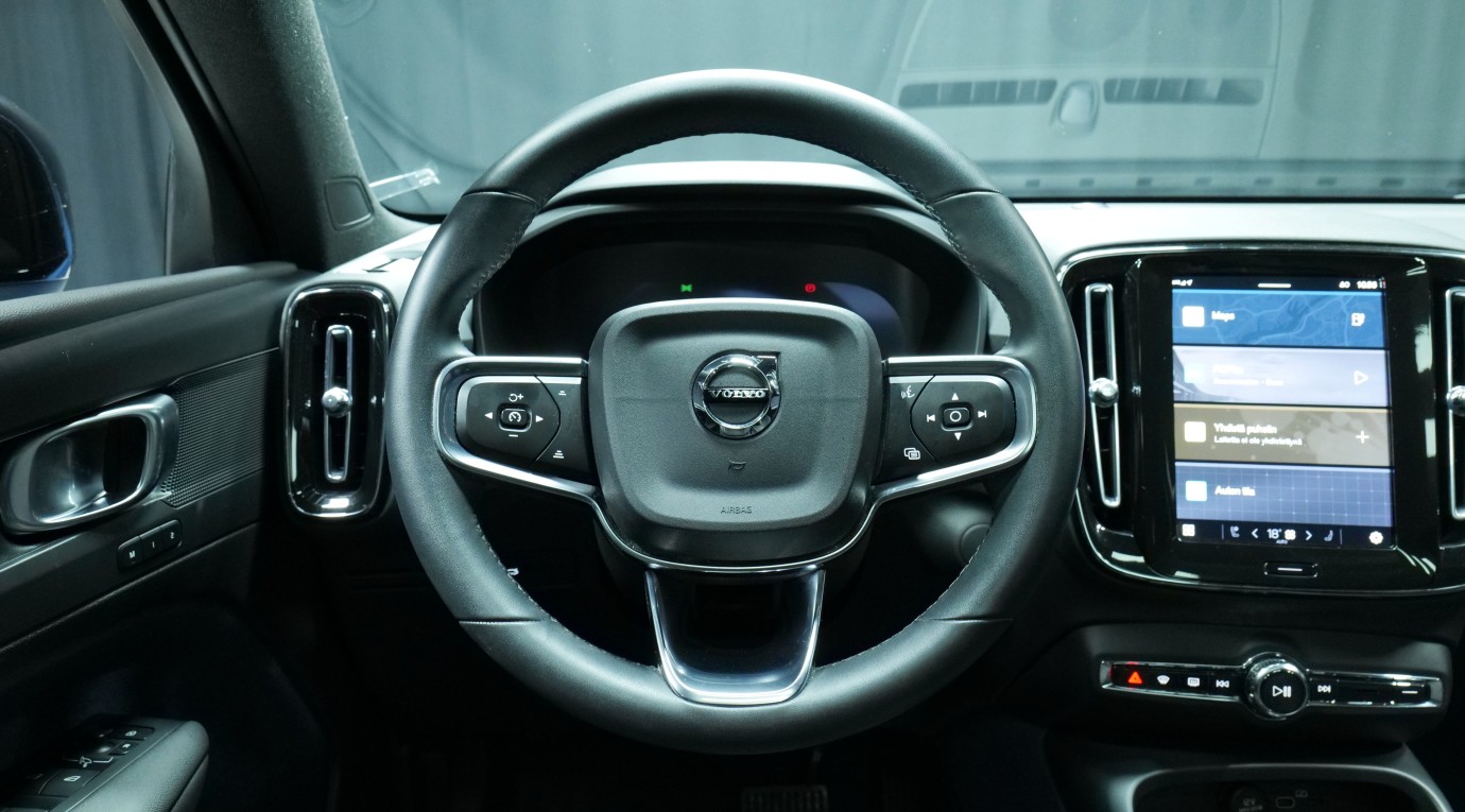 Esittelykuva Volvo C40 täyssähköautosta.