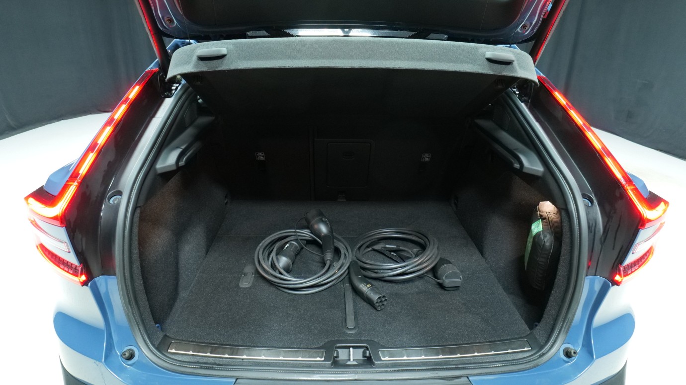 Esittelykuva Volvo C40 täyssähköautosta.