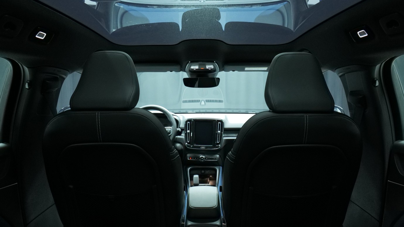 Esittelykuva Volvo C40 täyssähköautosta.