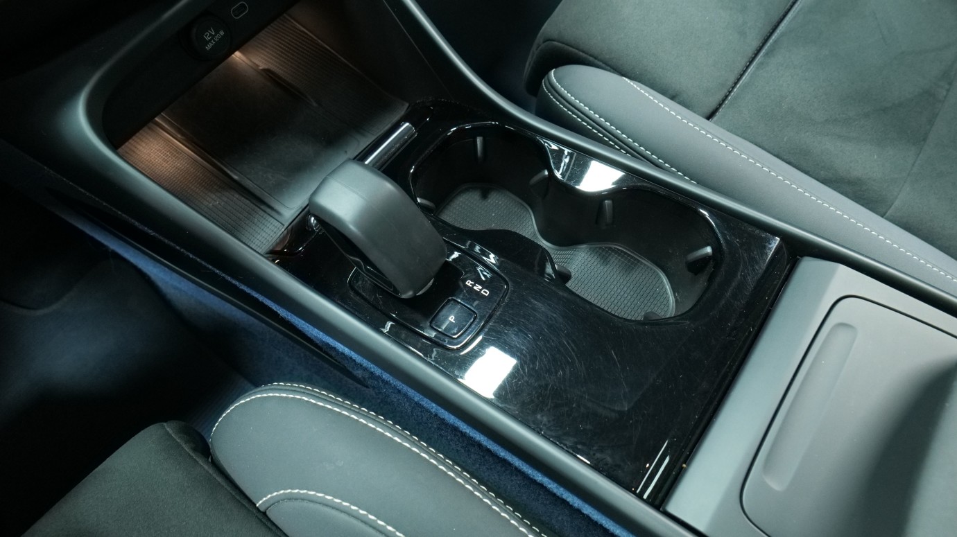 Esittelykuva Volvo C40 täyssähköautosta.