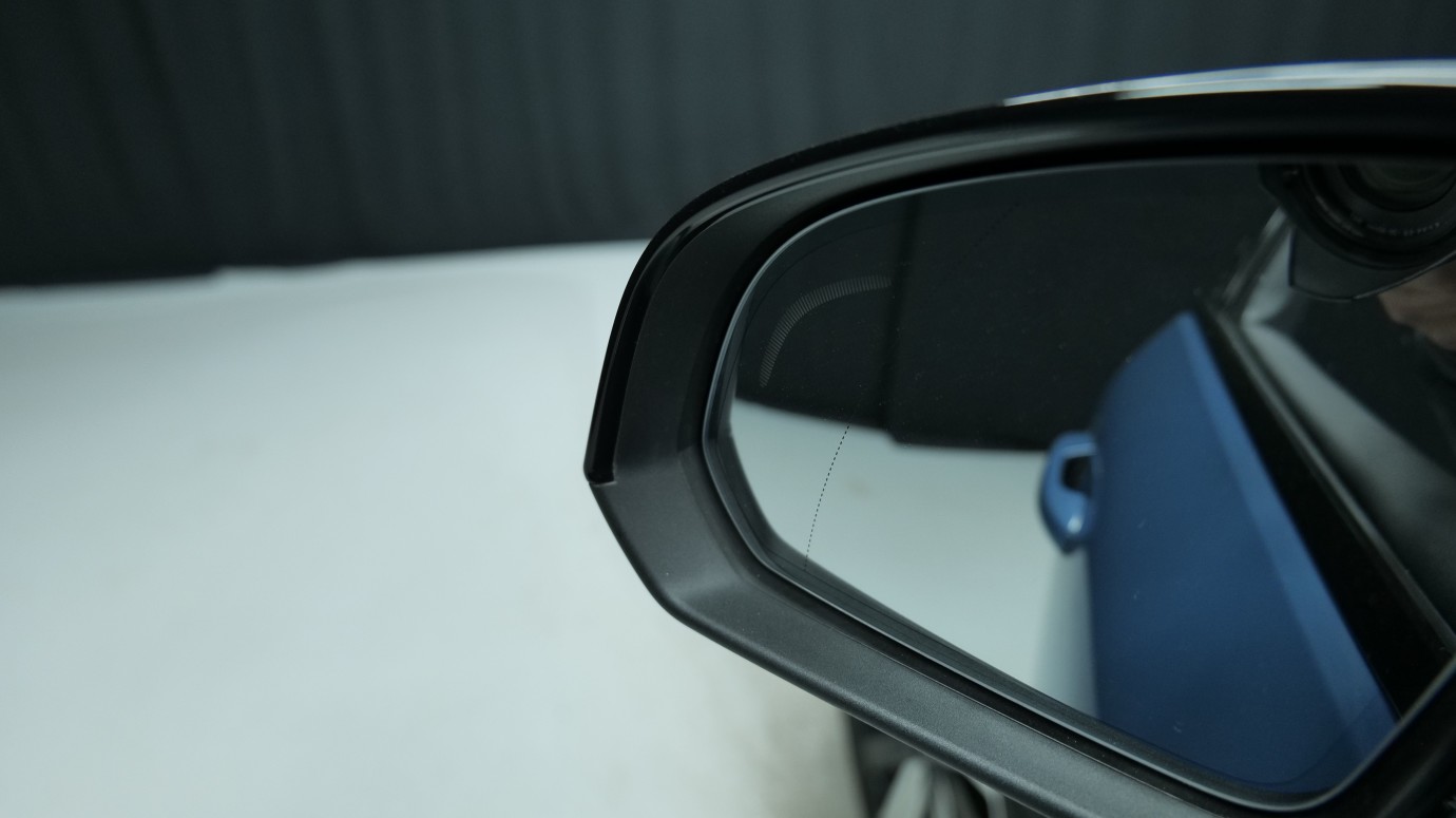 Esittelykuva Volvo C40 täyssähköautosta.