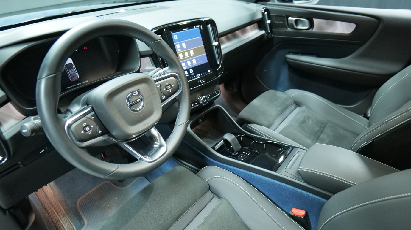 Esittelykuva Volvo C40 täyssähköautosta.