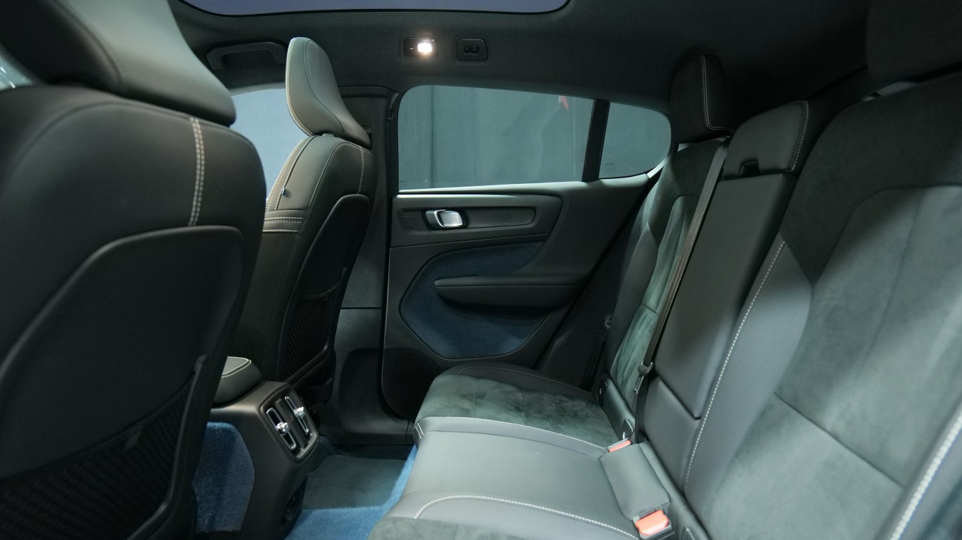 Esittelykuva Volvo C40 täyssähköautosta.
