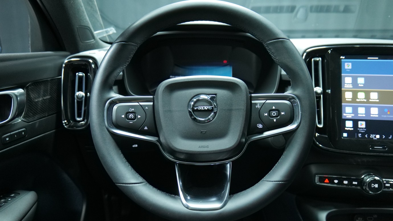 Esittelykuva Volvo C40 täyssähköautosta.