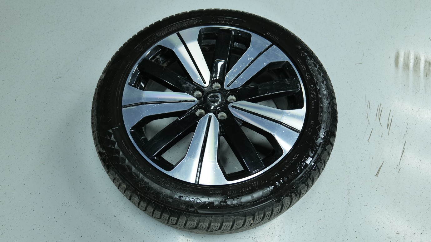Esittelykuva Volvo C40 täyssähköautosta.