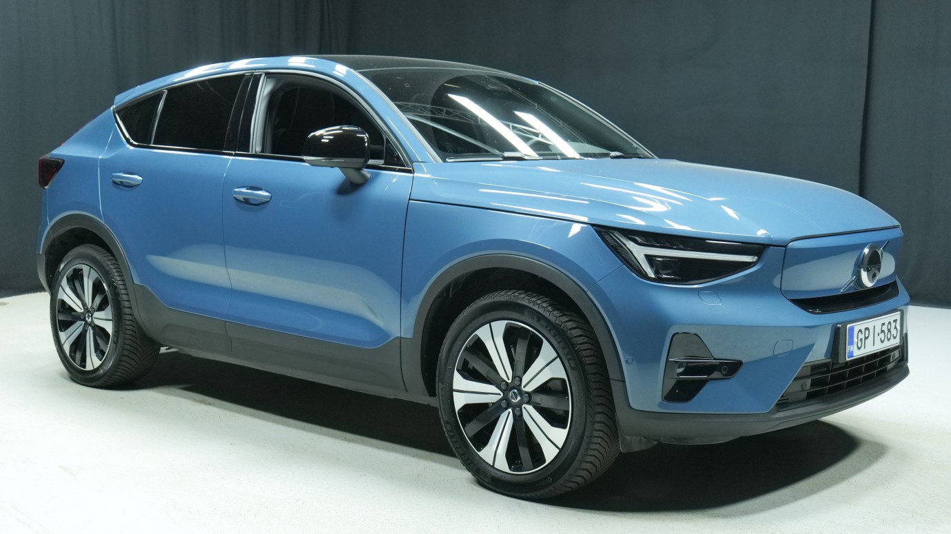 Esittelykuva Volvo C40 täyssähköautosta.