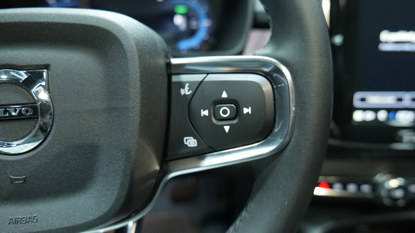 Esittelykuva Volvo C40 täyssähköautosta.