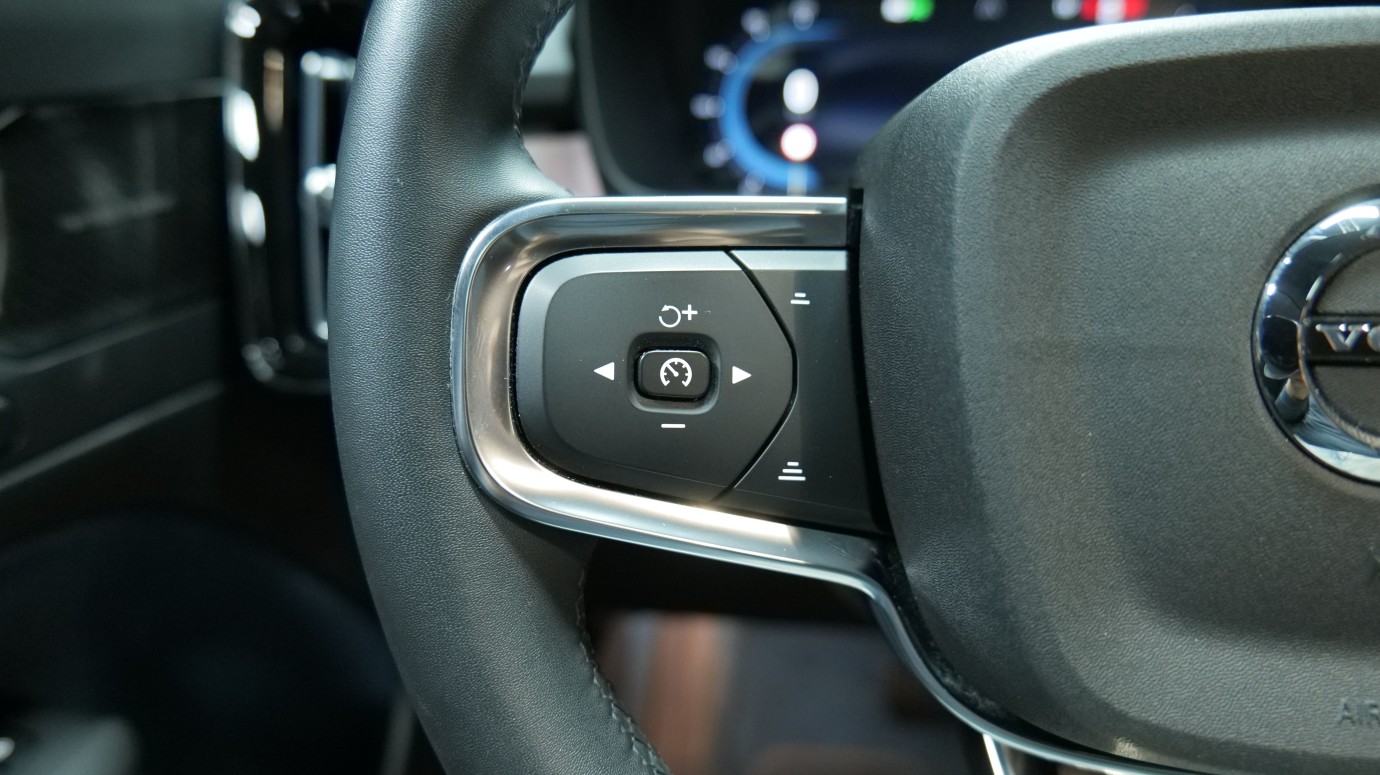 Esittelykuva Volvo C40 täyssähköautosta.