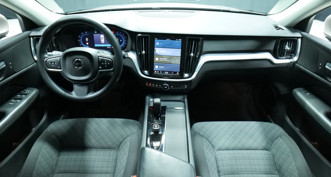 Esittelykuva Volvo V60 bensiiniautosta.