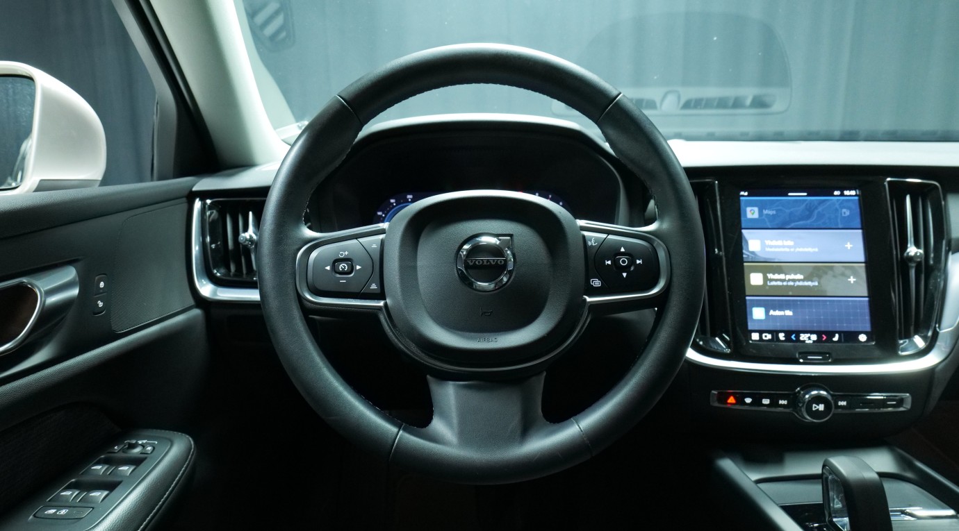 Esittelykuva Volvo V60 bensiiniautosta.