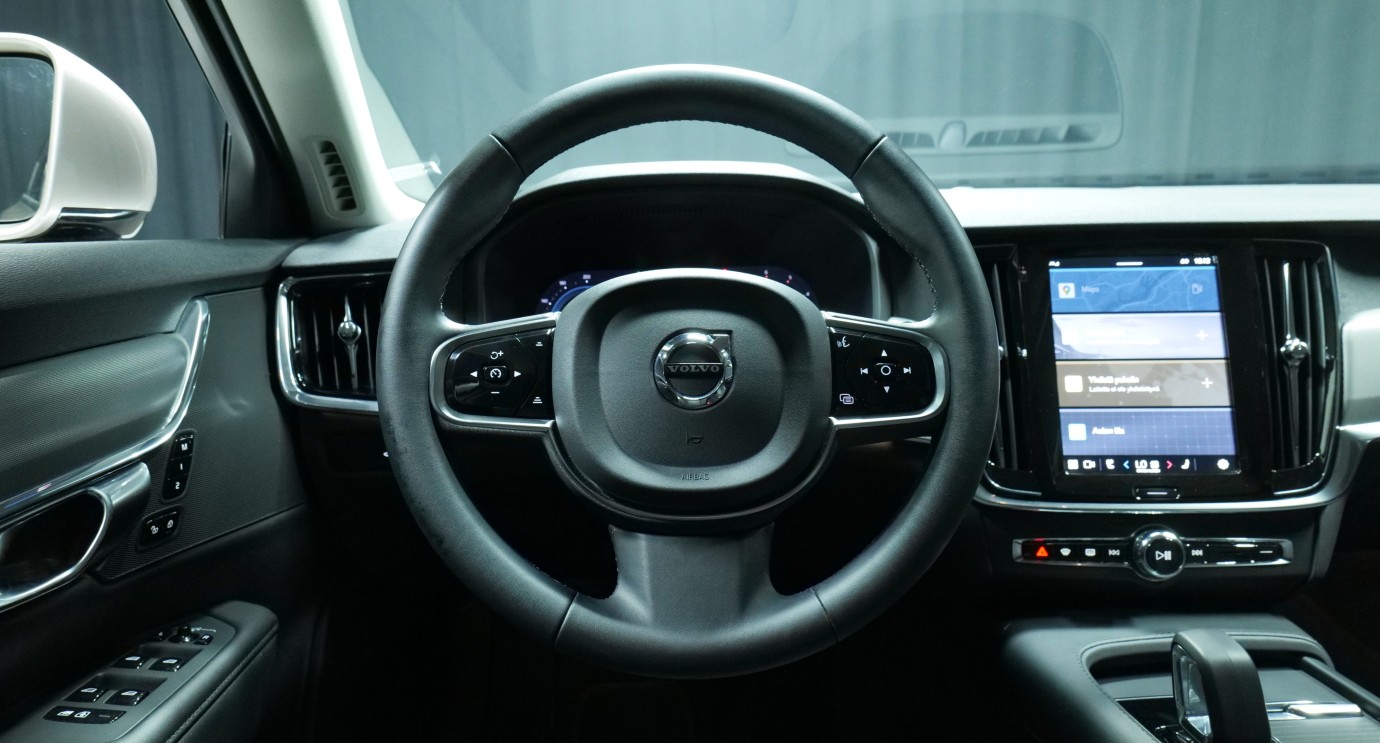 Esittelykuva Volvo V90 dieselautosta.