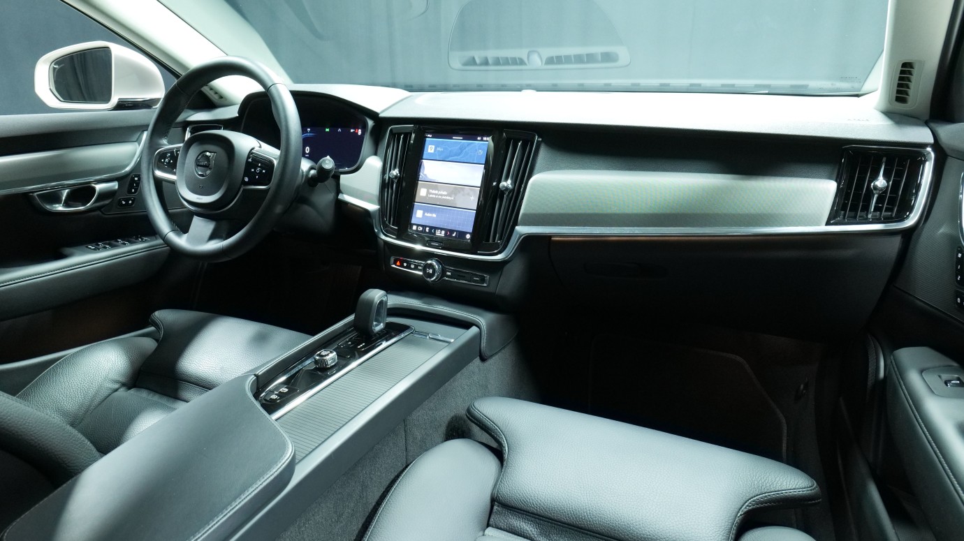 Esittelykuva Volvo V90 dieselautosta.