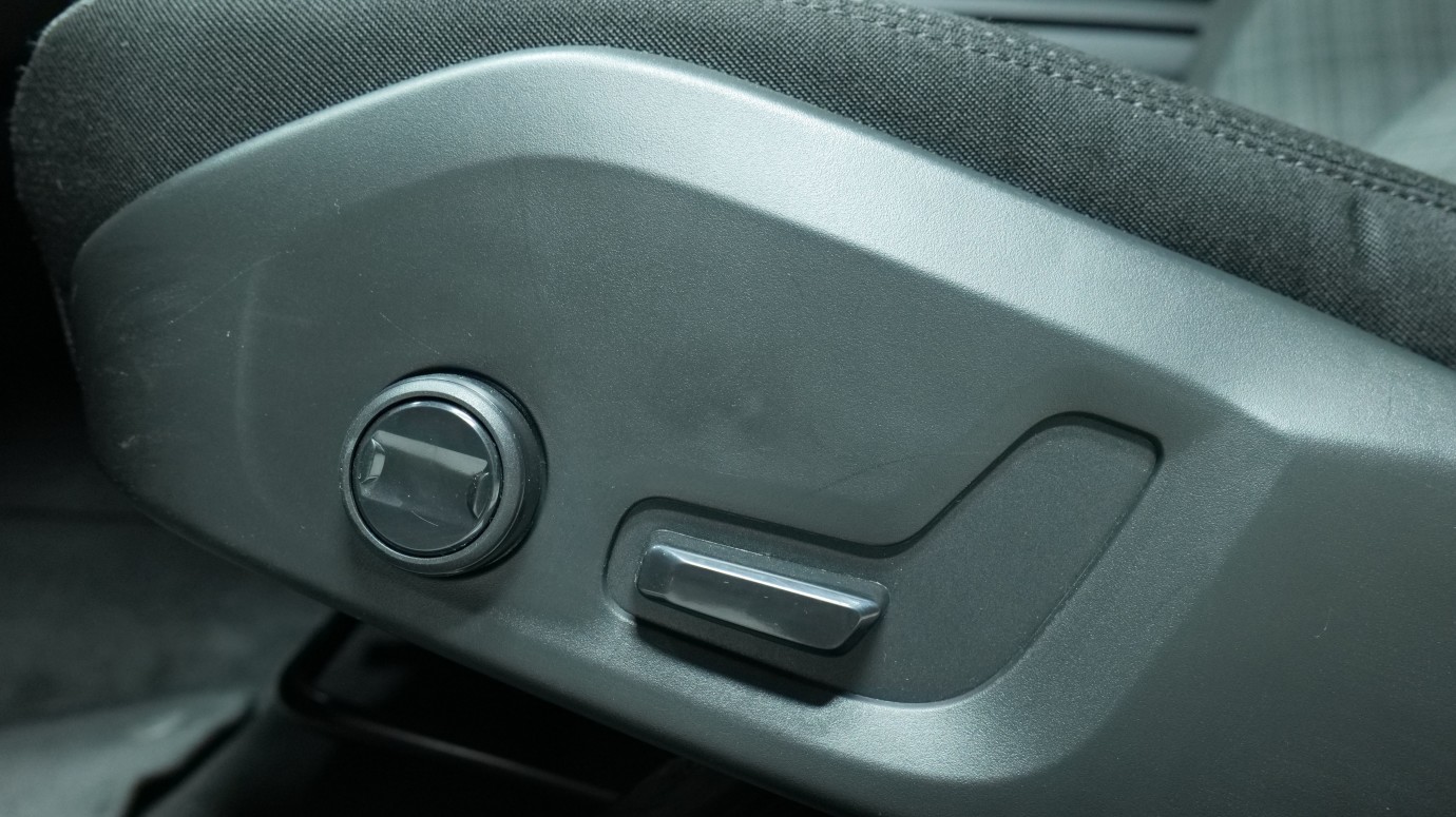 Esittelykuva Volvo V60 kevythybridiautosta.