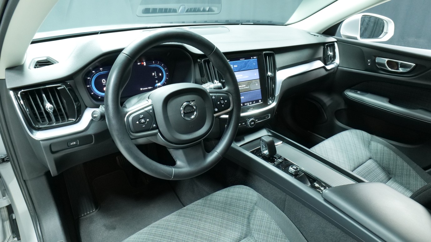Esittelykuva Volvo V60 kevythybridiautosta.