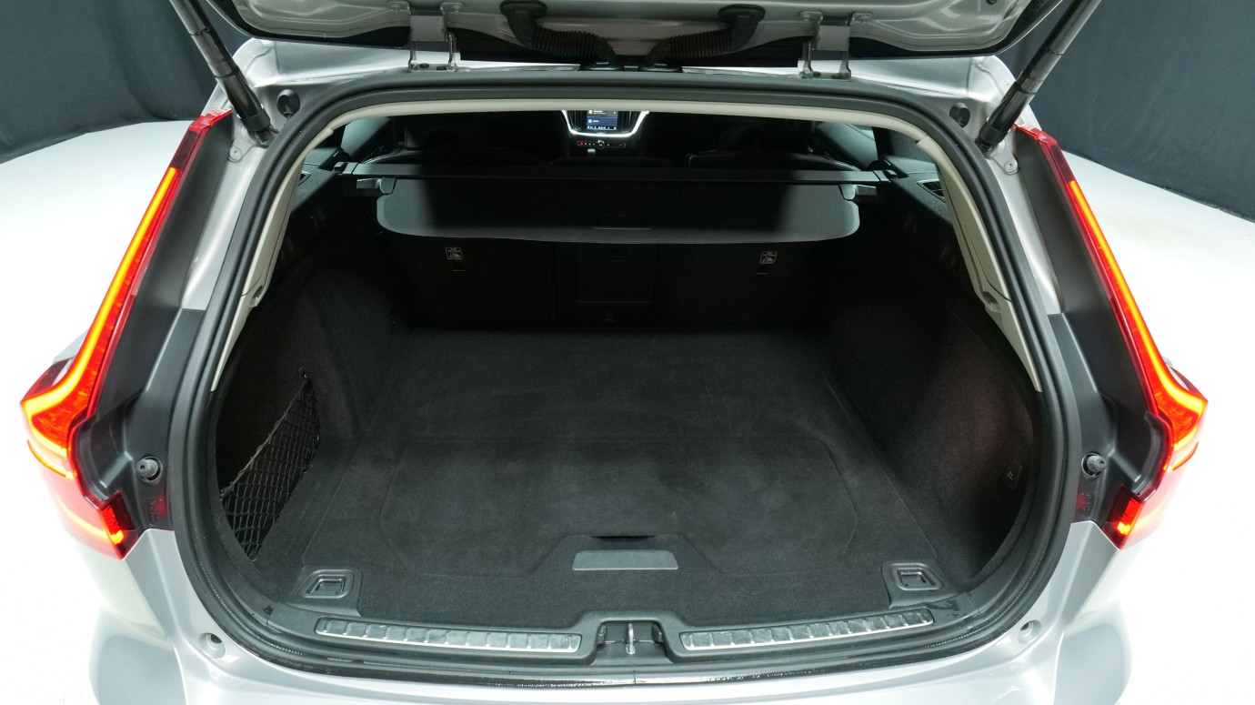 Esittelykuva Volvo V60 kevythybridiautosta.