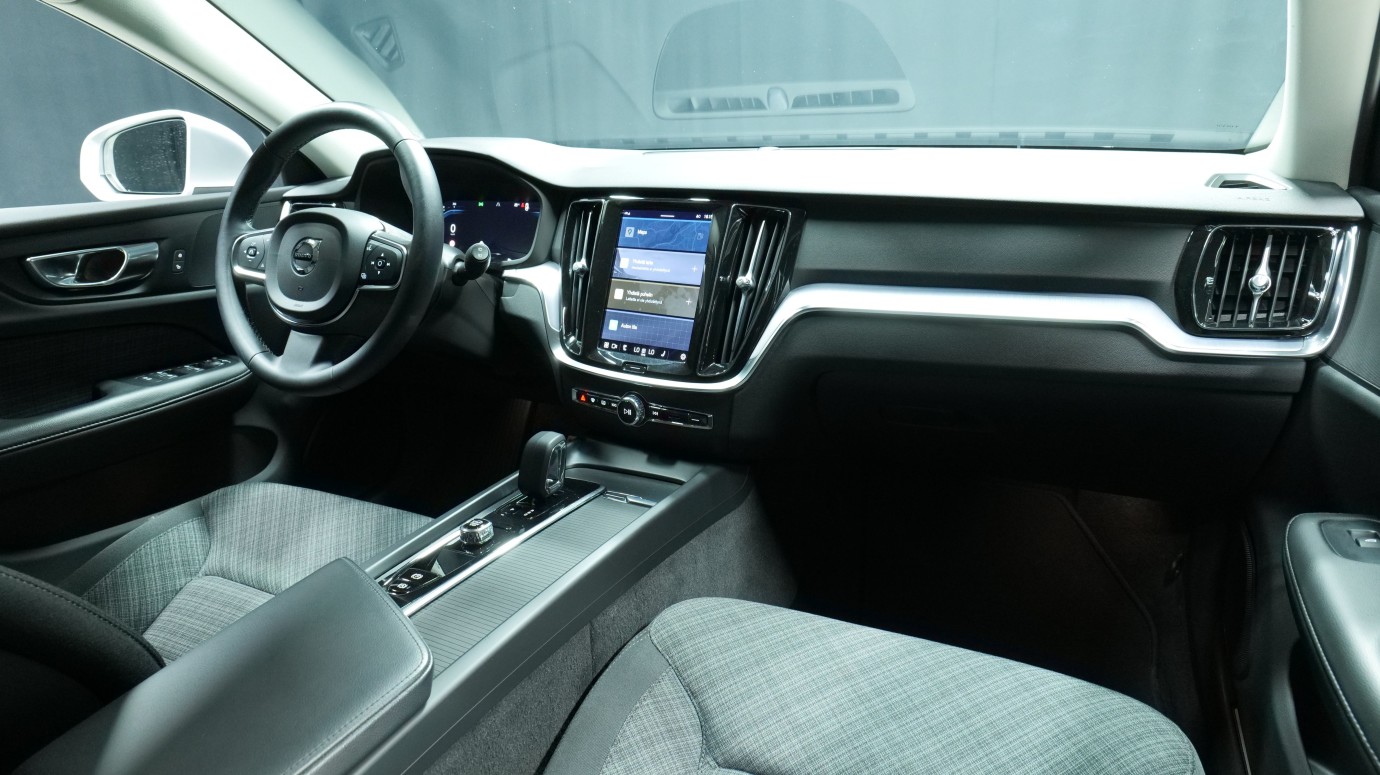 Esittelykuva Volvo V60 kevythybridiautosta.